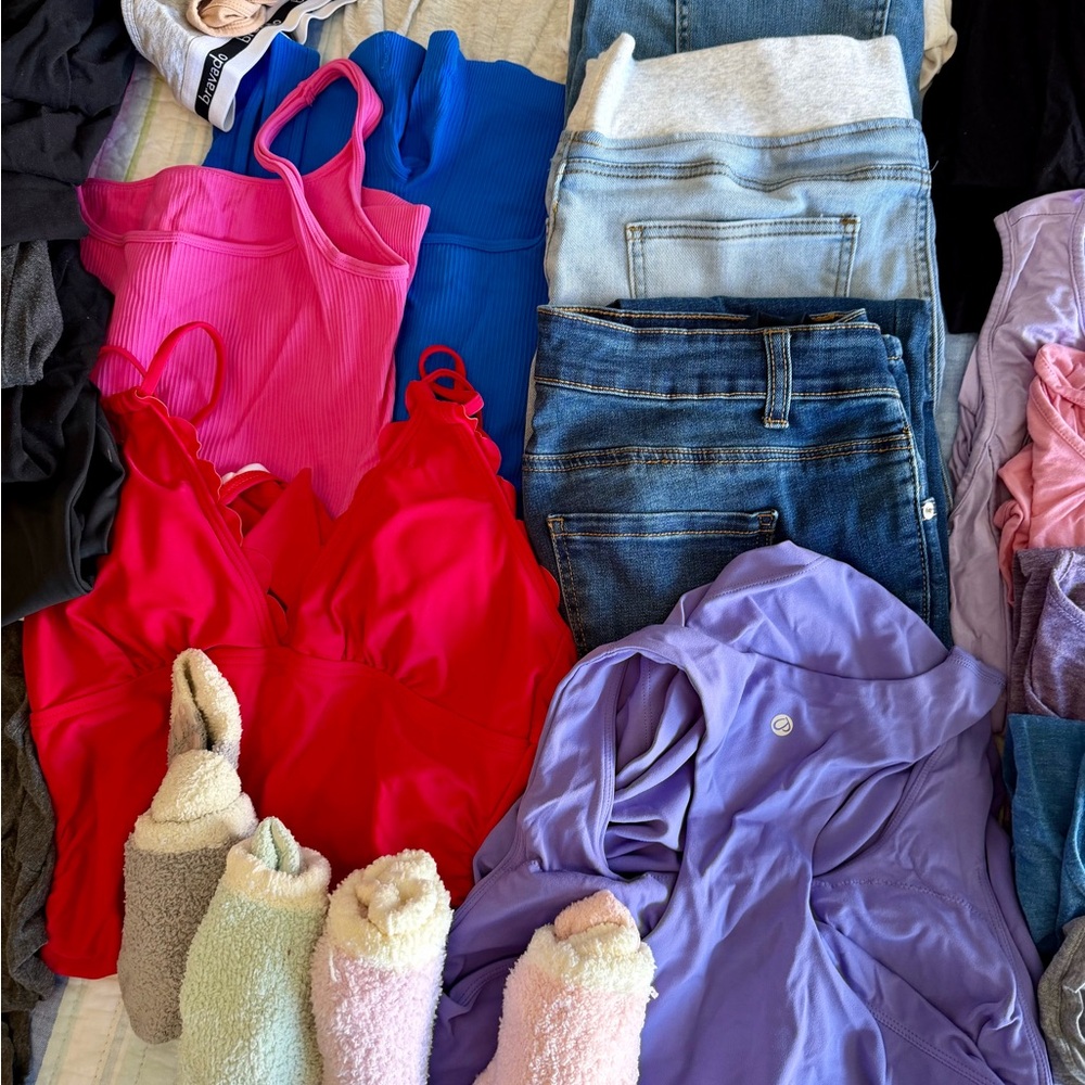 Maternity Clothing Bundle (S–M) – Leggings, Tops, Activewear, Bathrobe & More - Picture 4 of 8